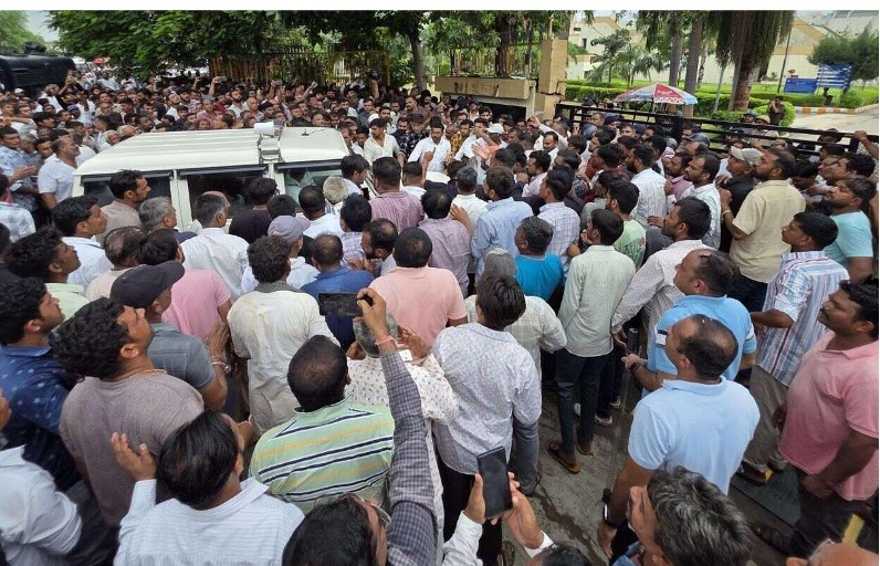 sabar dairy farmers protest turns violent dairynews7x7